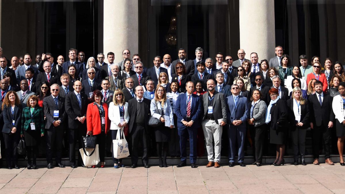 Foto de grupo de participantes en conferencia birregional sobre medidas alternativas a la privación de libertad