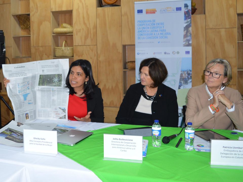 De izquierda a derecha: Gheidy Gallo (Alta Consejerea Presidencial para la Equidad de la Mujer), Jolita Butkevicienne (Directora de Cooperación Internacional y para el Desarrollo para América Latina el Caribe de la Comisión Europea) y Patricia Llombart (embajadora de la UE en Colombia).