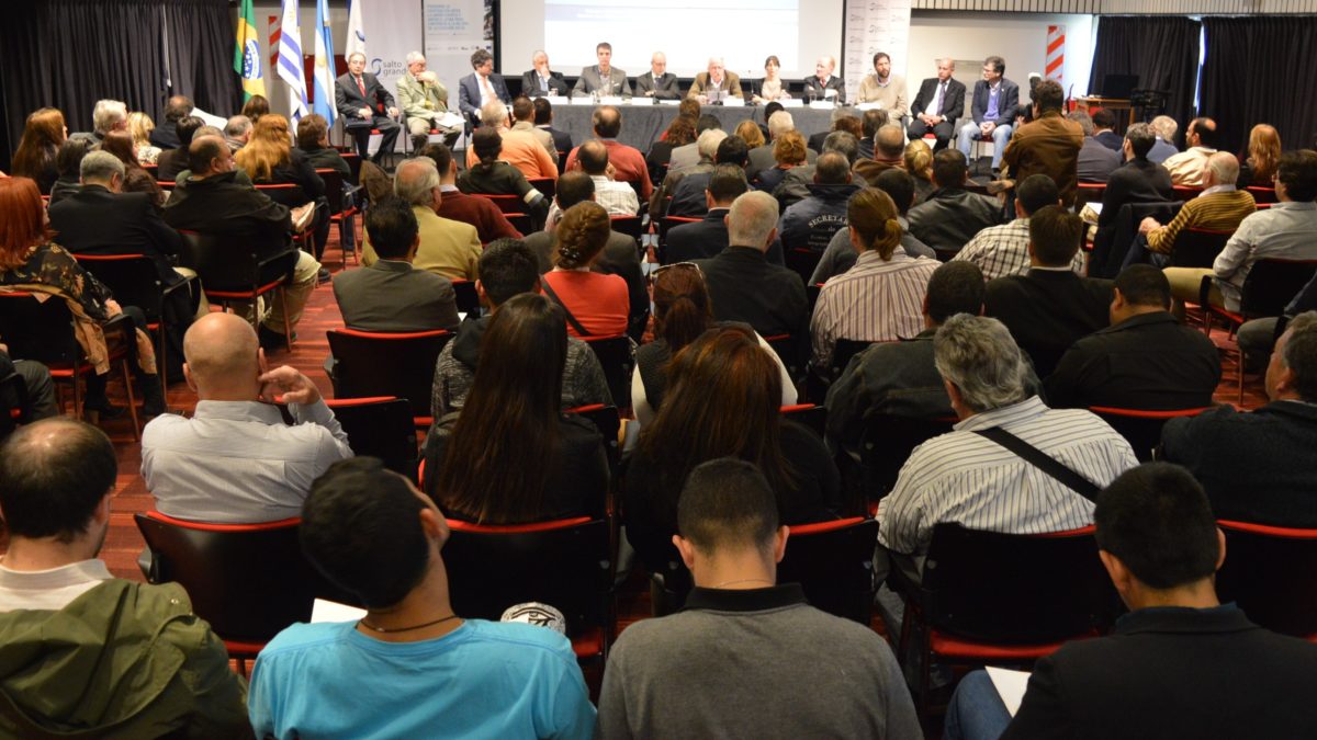 foto de participantes y ponentes del seminario-encuentro sobre Retos y Desafíos para el desarrollo sustentable de la Cuenca Trinacional del Río Uruguay