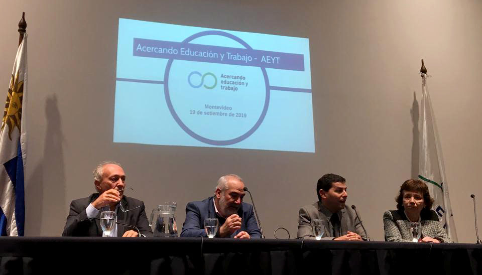 Forografía del encuentro sobre formación dual titulado acercando educacuión y trabajo celebrado en Uruguay