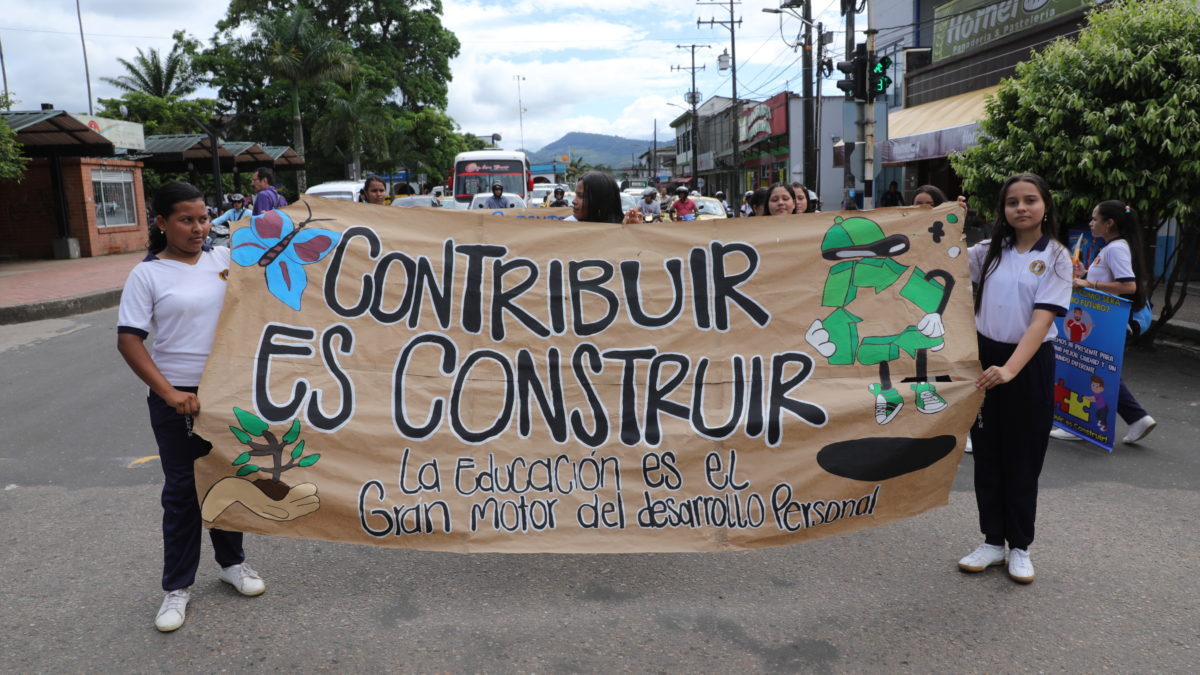 Fotografia de estudiantes participando en Semana de la Cultura de la Contribución en Florencia, Caquetá, Colombia.