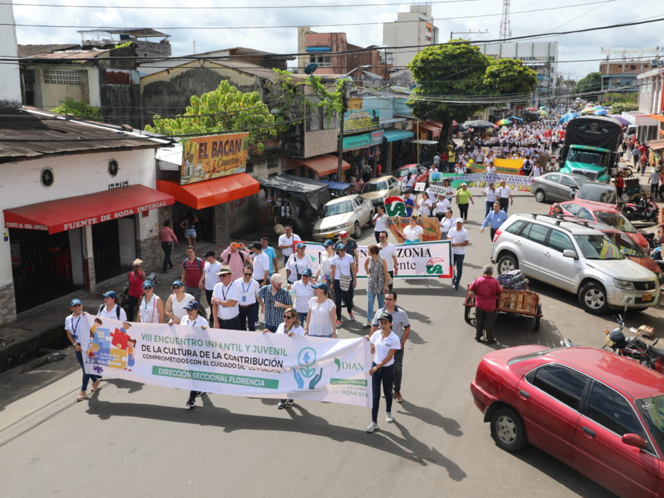 Fto de desfile por las calles de Caquetá, Colombia, en el marco de la semana de la cultura tributaria