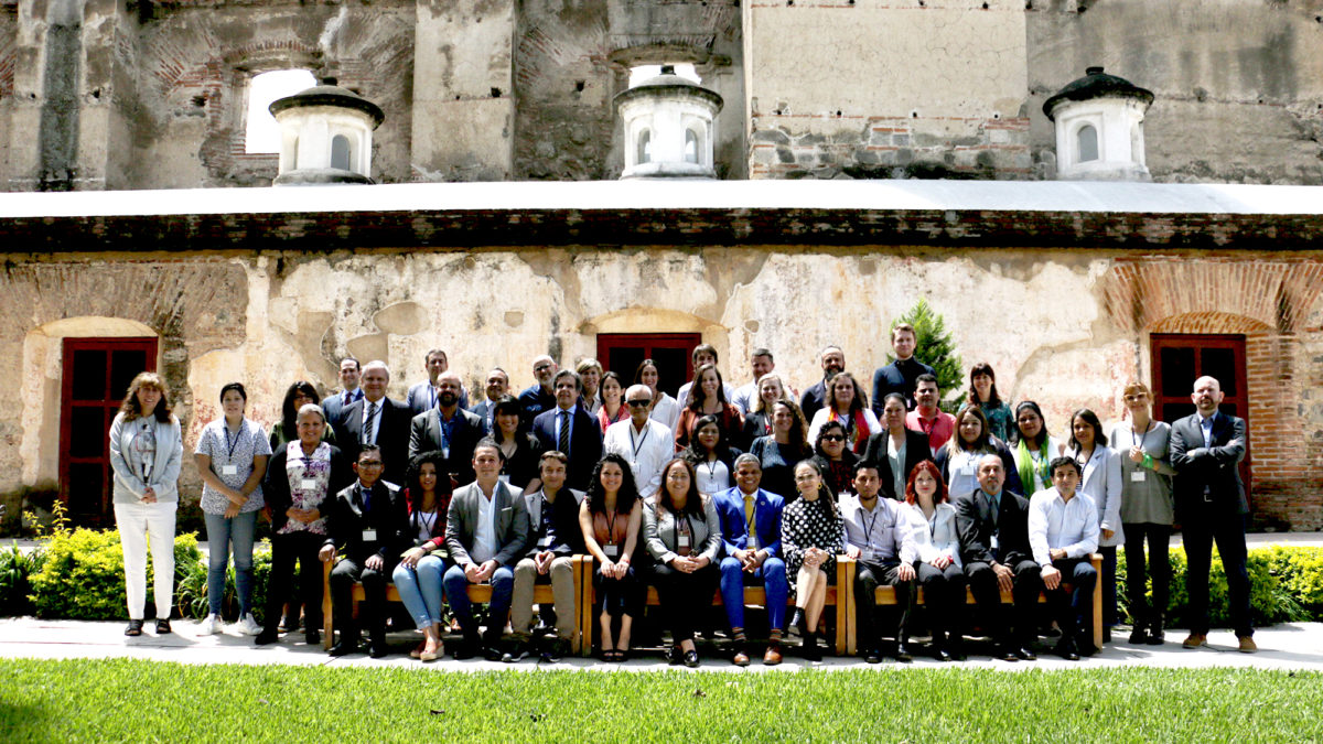 Fotografía de grupo de participantes en seminario Tejedores de confianza. Nuevos vectores para la cohesión social